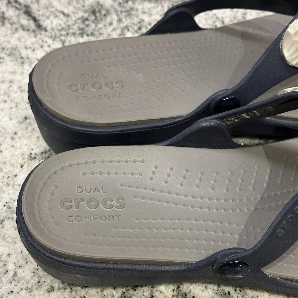 Crocs Women 10 Sanrah Hammered Circle Wedge Flip Flops Navy Grey Metallic Boho